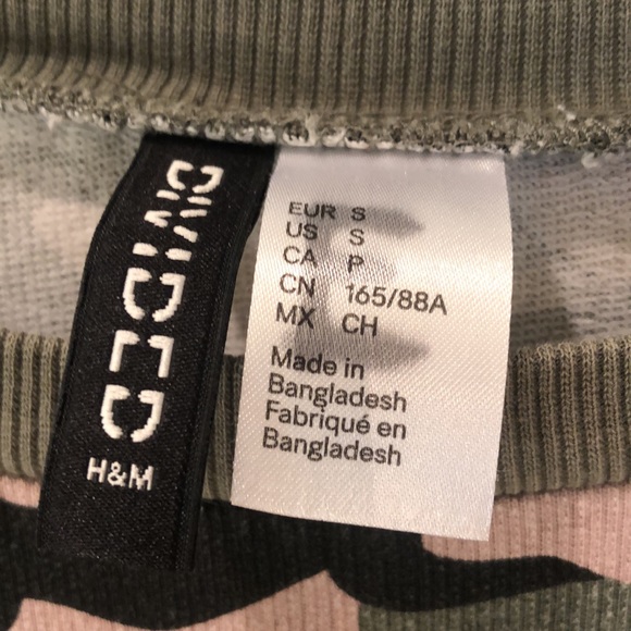 H & M Divided camo sweatshirt - Picture 3 of 6